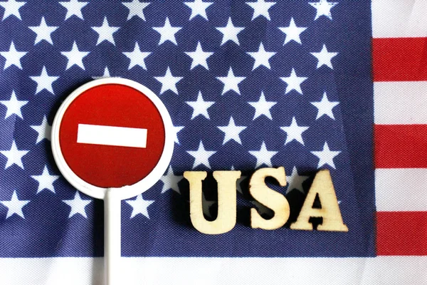 アメリカの旗の背景に道路一時停止の標識 — ストック写真