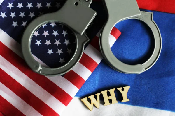 USA rättssystemet koncept, handbojor på bakgrund och amerikanska flaggan — Stockfoto