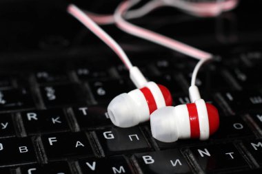 Kırmızı kulaklıkları, oyuncu için trendy bir aygıt üzerinde kapat
