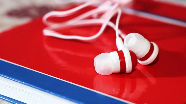 Close up on red earbuds, a trendy device for the player — Stock Photo, Image