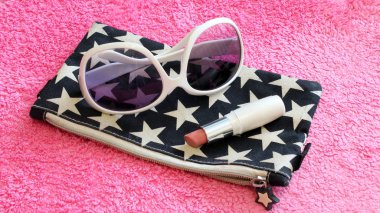 çanta, güneş gözlüğü ve ruj