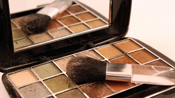 Coloridos productos de maquillaje de sombra de ojos — Foto de Stock