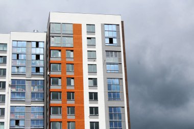 Mavi gökyüzü karşı yeni inşa edilen evler