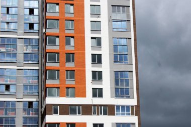 Mavi gökyüzü karşı yeni inşa edilen evler