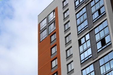 Mavi gökyüzü karşı yeni inşa edilen evler