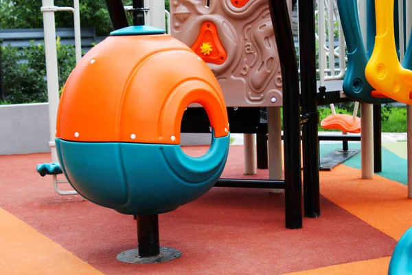 Parktaki bahçedeki renkli oyun parkı. — Stok fotoğraf