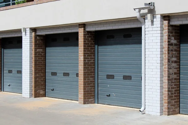 O portão de uma garagem casa privada — Fotografia de Stock