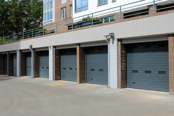 Utfärda utegångsförbud för av ett privat hus garage — Stockfoto