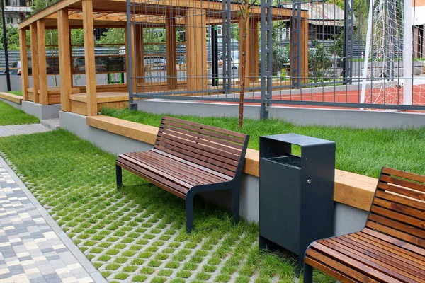 Bir bahar bahçe Park bankında.