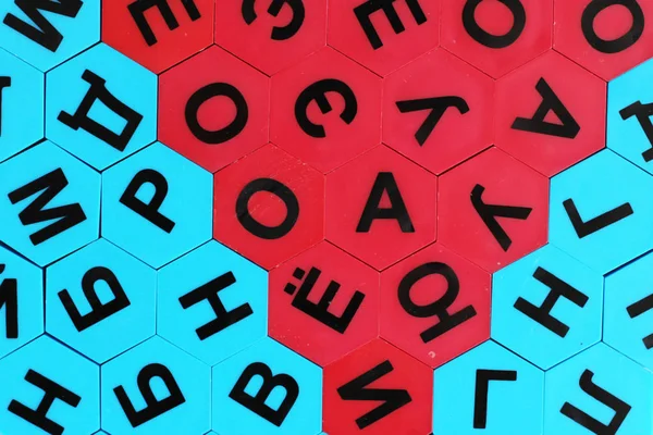 Dětské barevné mozaiky s ruskými písmeny, pohled shora — Stock fotografie
