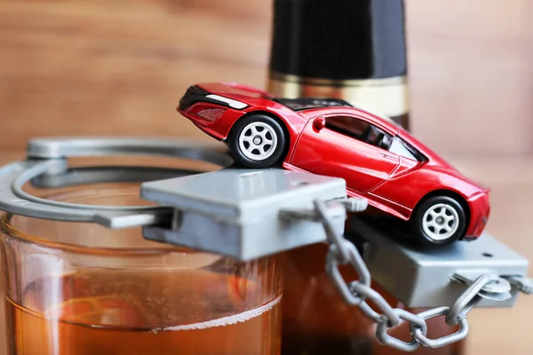 Игрушечный автомобиль и бутылка питьевой и вождения концепции — стоковое фото