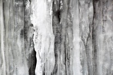 Buzun yüzeyinde çizikler, buz sarkıtları