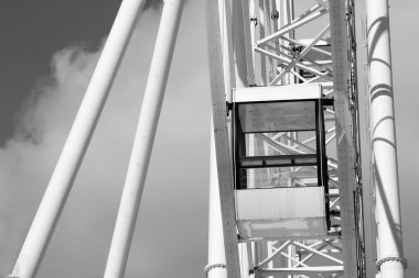 Dönme dolap Belediye park arka plan üzerine açık mavi gökyüzü ile