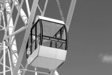 Dönme dolap Belediye park arka plan üzerine açık mavi gökyüzü ile