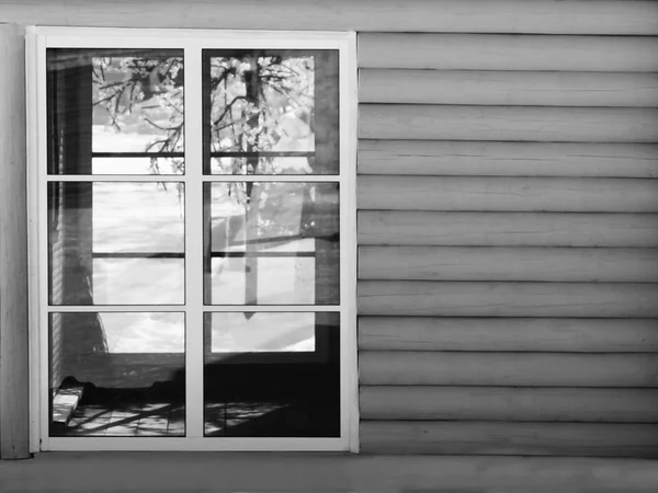 Una casa rosa con ventana blanca — Foto de Stock