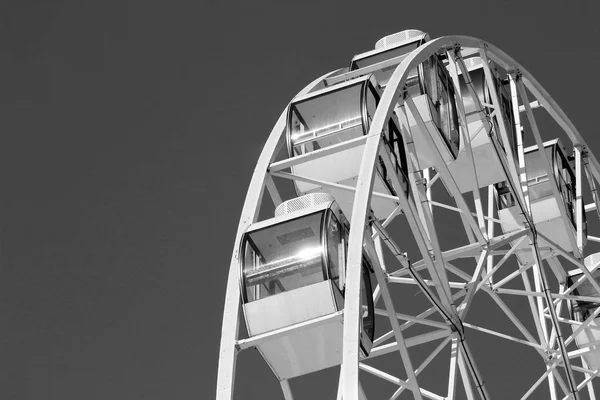 Ferris rueda parque municipal con cielo azul claro en el fondo — Foto de Stock