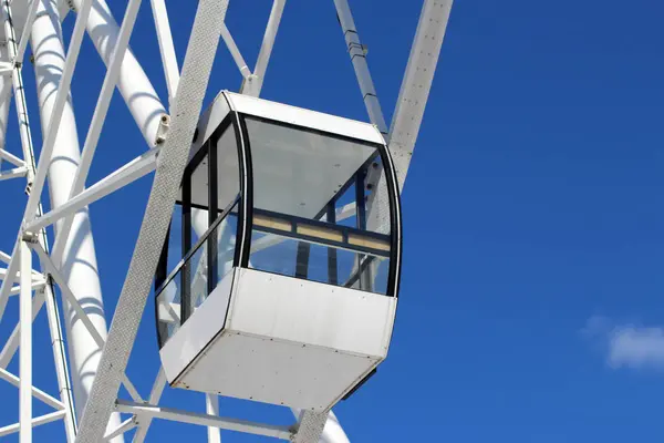 Ferris rueda parque municipal con cielo azul claro en el fondo — Foto de Stock