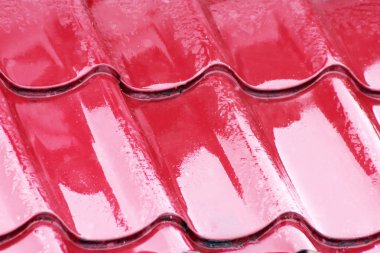 Kırmızı çatı kiremitleri ve gökyüzü güneş ışığı