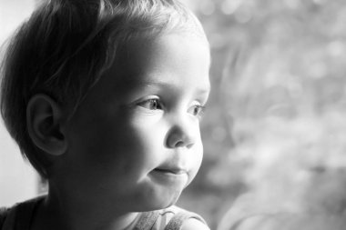 Sevimli küçük sarışın çocuk çocuk pencere oturmak