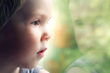 Sevimli küçük sarışın çocuk çocuk pencere oturmak