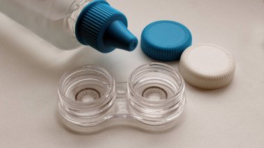 Bir kap içinde renkli lensler.