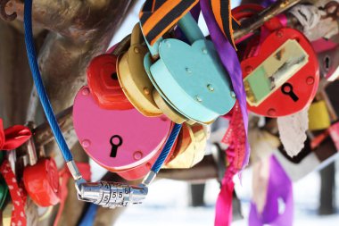 Köprüde aşıkların kilitler. Düğün nesne.