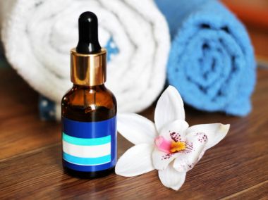 Hyaluronik asit bir şişe pipet, havlu ve orkide