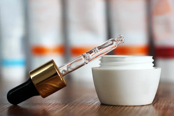 Hyaluronik asit bir şişe pipet ile