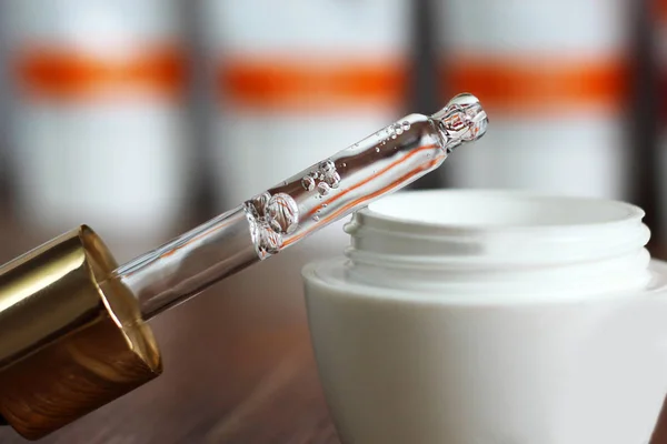 Hyaluronik asit bir şişe pipet ile