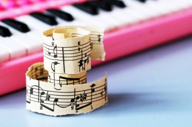 28 Mart 2018. Izhevsk, Rusya Federasyonu. Müzik notaları, piyano.