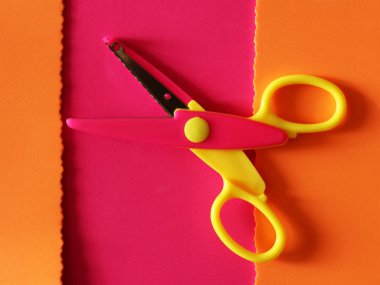 Şekilli makas pembe kağıt üzerinde. Dekorasyon için makas