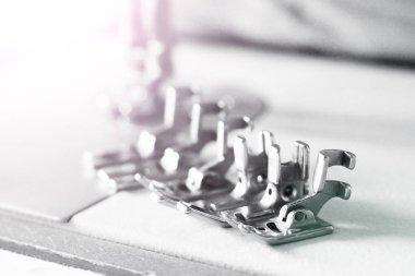 Dikiş Makinası Aksesuarları grubudur. Çeşitli dikiş ayakları farklı görevler için kullanılır ve türleri kök.