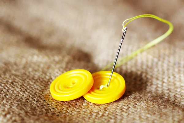 Botões e agulha perto, kit de costura — Fotografia de Stock