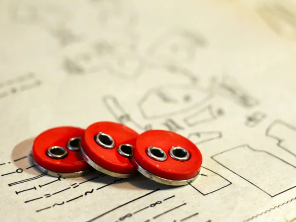 Botões vermelhos no padrão de papel, tema de costura — Fotografia de Stock