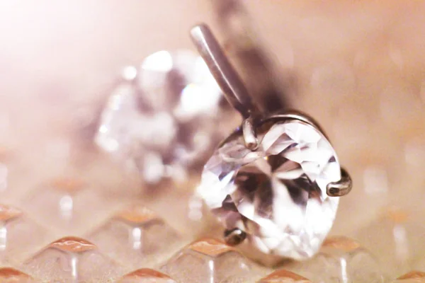 Detailní záběr z diamantové náušnice, šperky — Stock fotografie