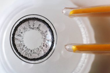 Gri kontakt lensler çok yakın