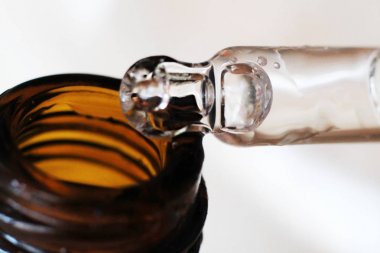 Hyaluronik asit bir şişe pipet ile çok yakın