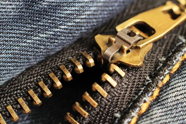 Zíper de metal e bloqueio no fundo de jeans, macro — Fotografia de Stock