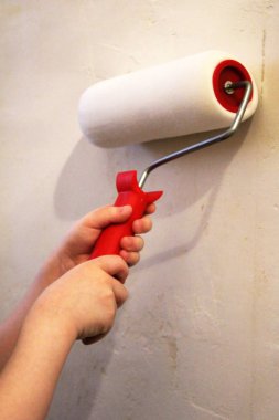 Çocuk elinde onarım için yastığı