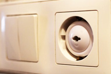 Elektrik düğmesi ve boş duvardaki soket, elektrik prizi ve fişi değiştirilmiş.