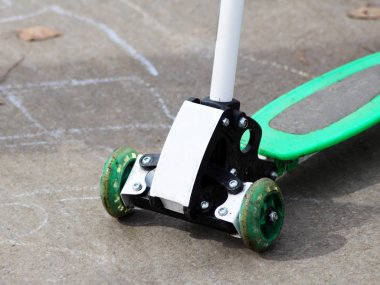 Çocuk scooter yolda standları.