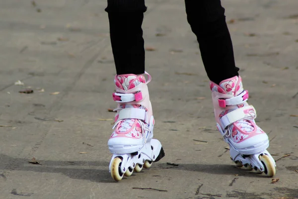 ローラー スケート公園の道路上で女性の足. — ストック写真
