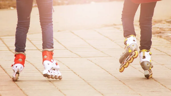 Meninas em patins no parque . — Fotografia de Stock