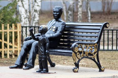 21 Nisan 2018. Izhevsk, Rusya Federasyonu. Usta ve çocuk erkekler için yapılmış bir anıt.