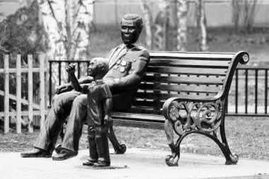 21 Nisan 2018. Izhevsk, Rusya Federasyonu. Usta ve çocuk erkekler için yapılmış bir anıt.