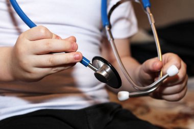 bebek çocuk elinde stetoskop tıp aletleri