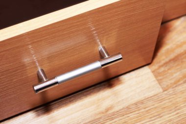 Önden Görünüm üç metal uzun kolları ahşap Çekmeceli sürme kapalı.