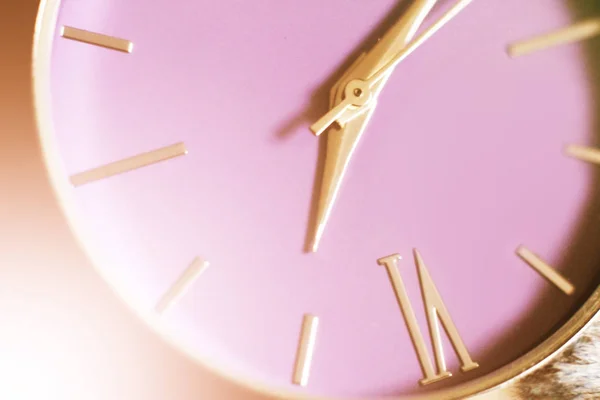 Roze horloge voor vrouwen zo dichtbij, macro — Stockfoto