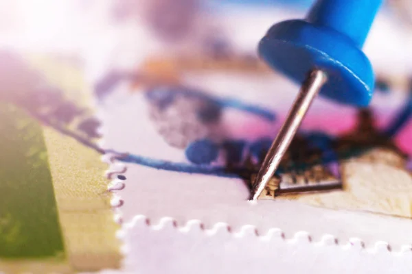 Prensa azul sobre papel colorido — Fotografia de Stock