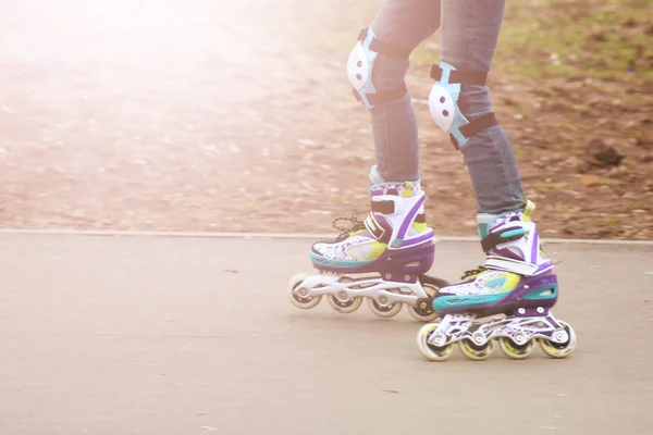 Uma menina praticar esportes no parque, patinação em rolo — Fotografia de Stock